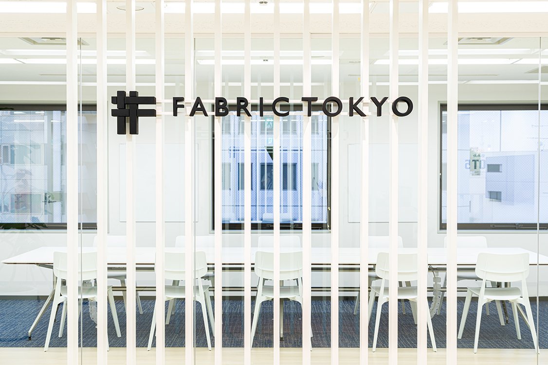 Workspace setting with TOOU furniture, image 4