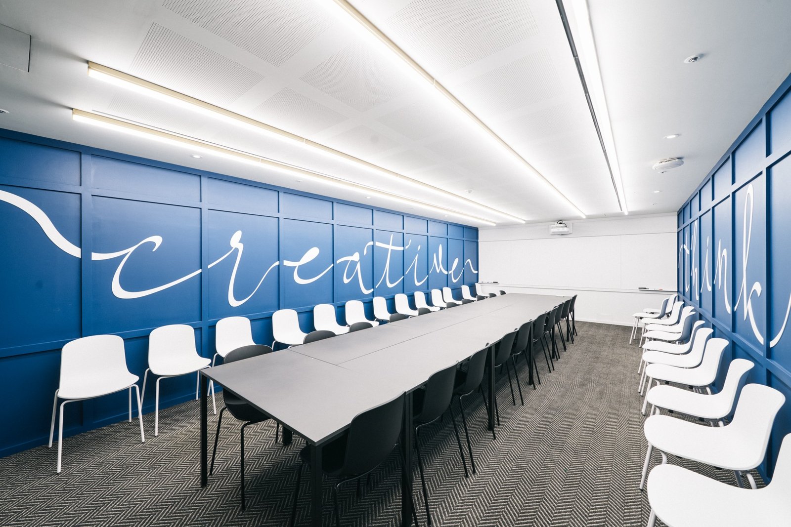 Workspace furniture setting
